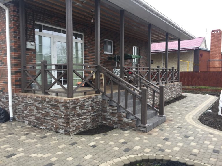 Ограждение террасы с использованием столбов из ДПК