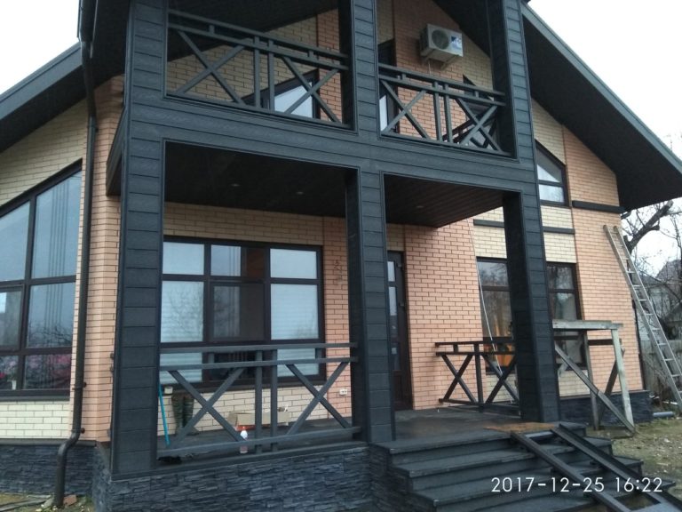 Оборудование ограждений, террасы и фасада дома из ДПК в Курганинске